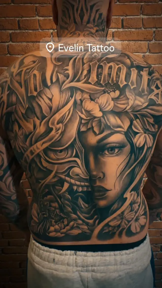 Tatuaggio sulla schiena con lettering gotico e volto femminile