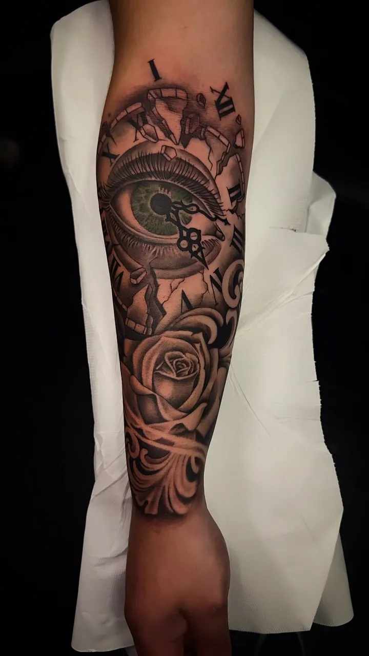 Tatuaggio realistico con occhio, orologio spezzato e rosa