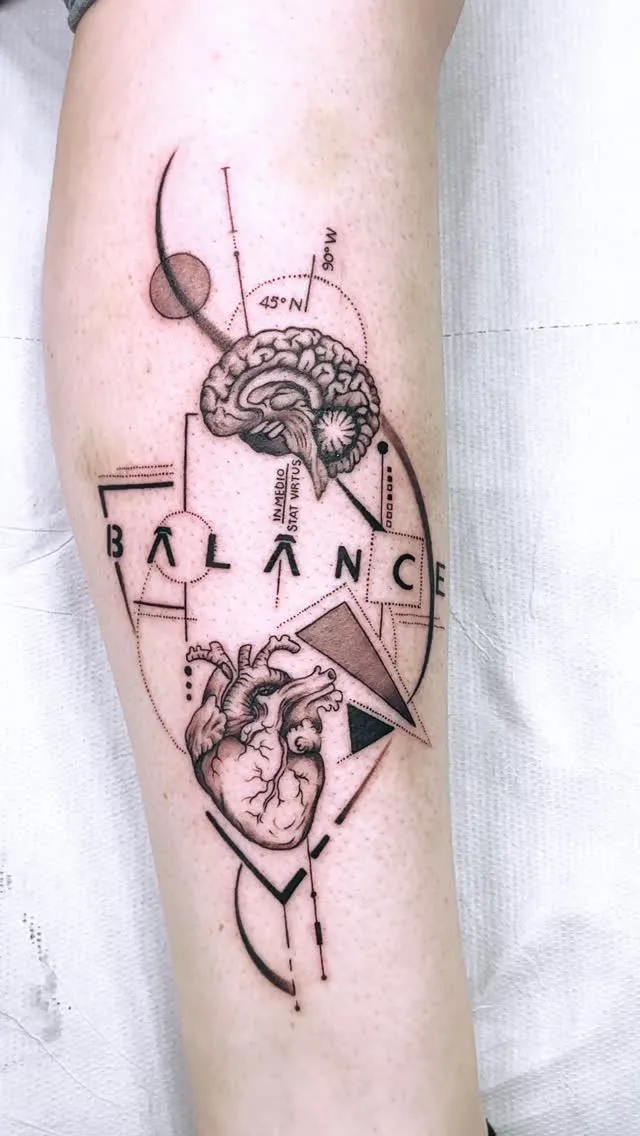 Tatuaggio geometrico fineline con cervello, cuore e scritta Balance
