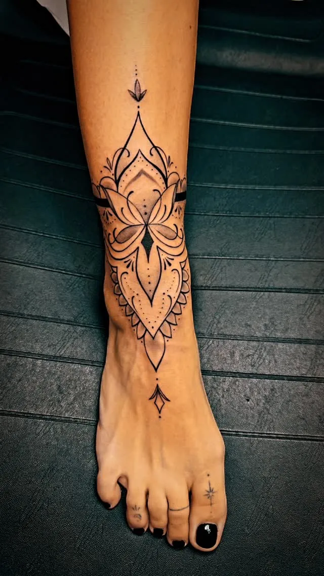Tatuaggio ornamentale a mandala sulla caviglia