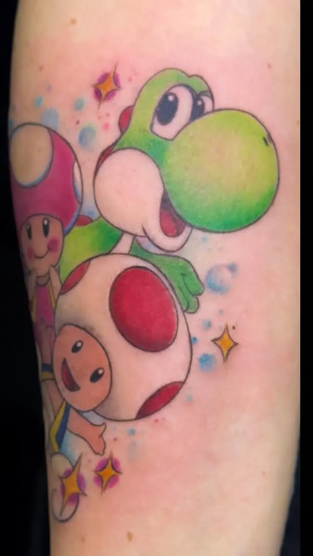 Tatuaggio a colori in stile new school con personaggi dei videogiochi