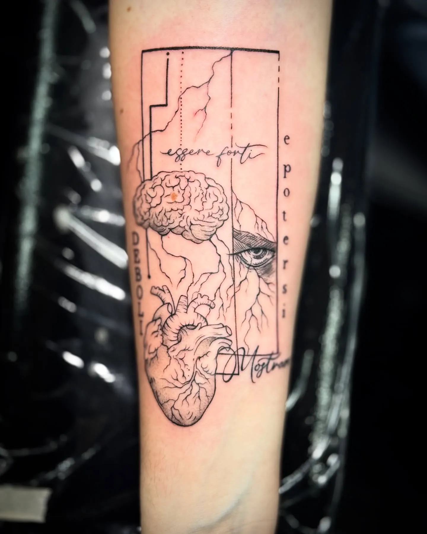 Tatuaggio fineline geometrico con cervello, cuore e occhio